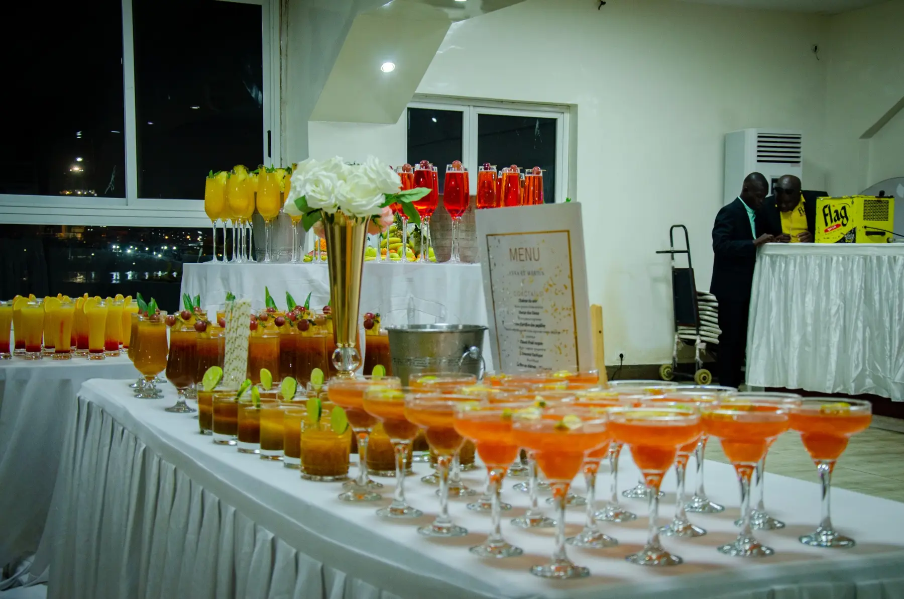 Bar dressé avec cocktails et verrerie prêts pour les invités