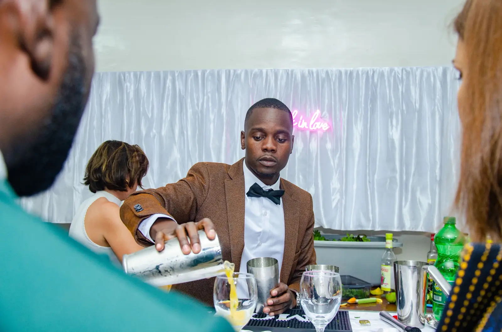 Marcel Bakhoum préparant un cocktail avec soin pendant une prestation