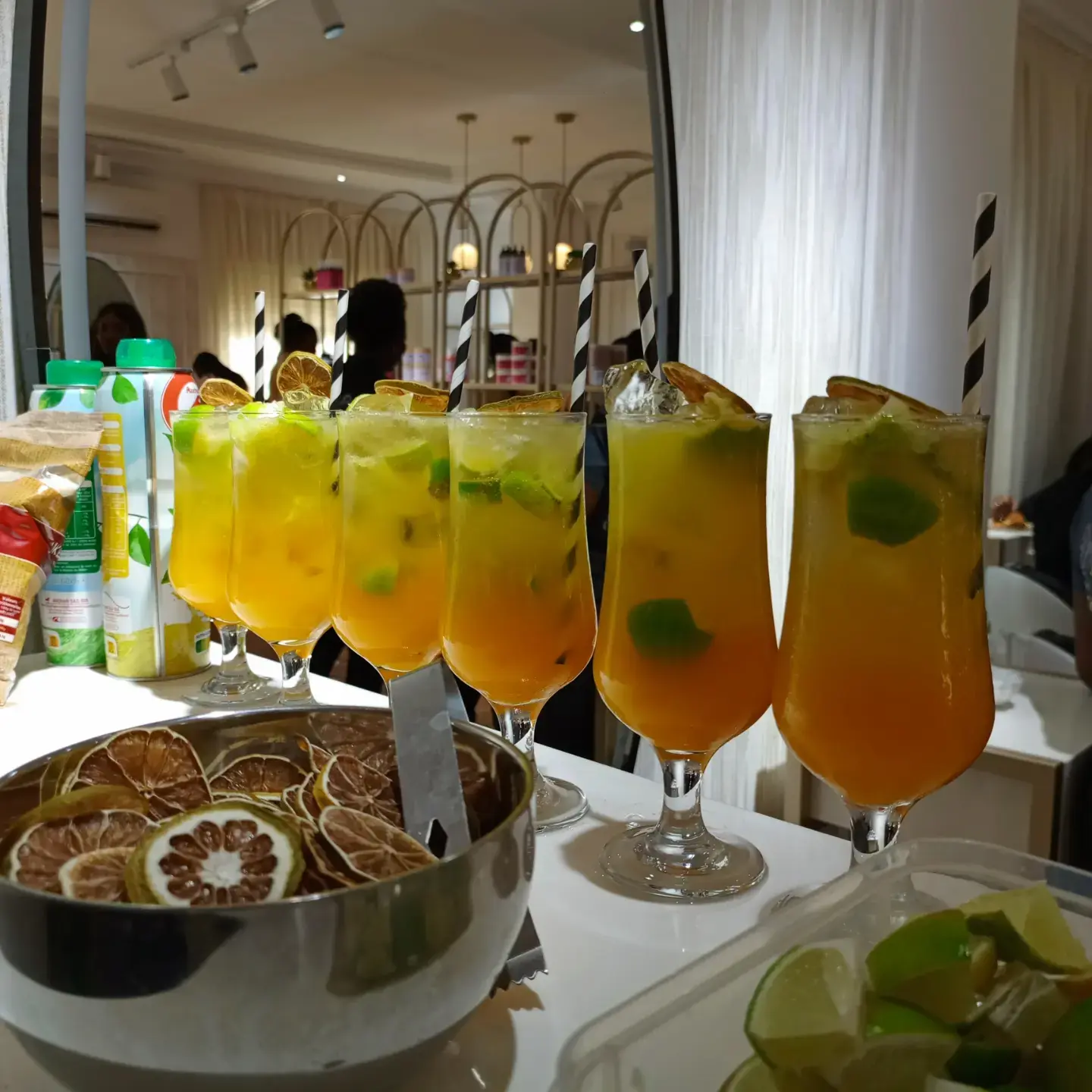 Photo d'un buffet dressé avec élégance lors d'une réception