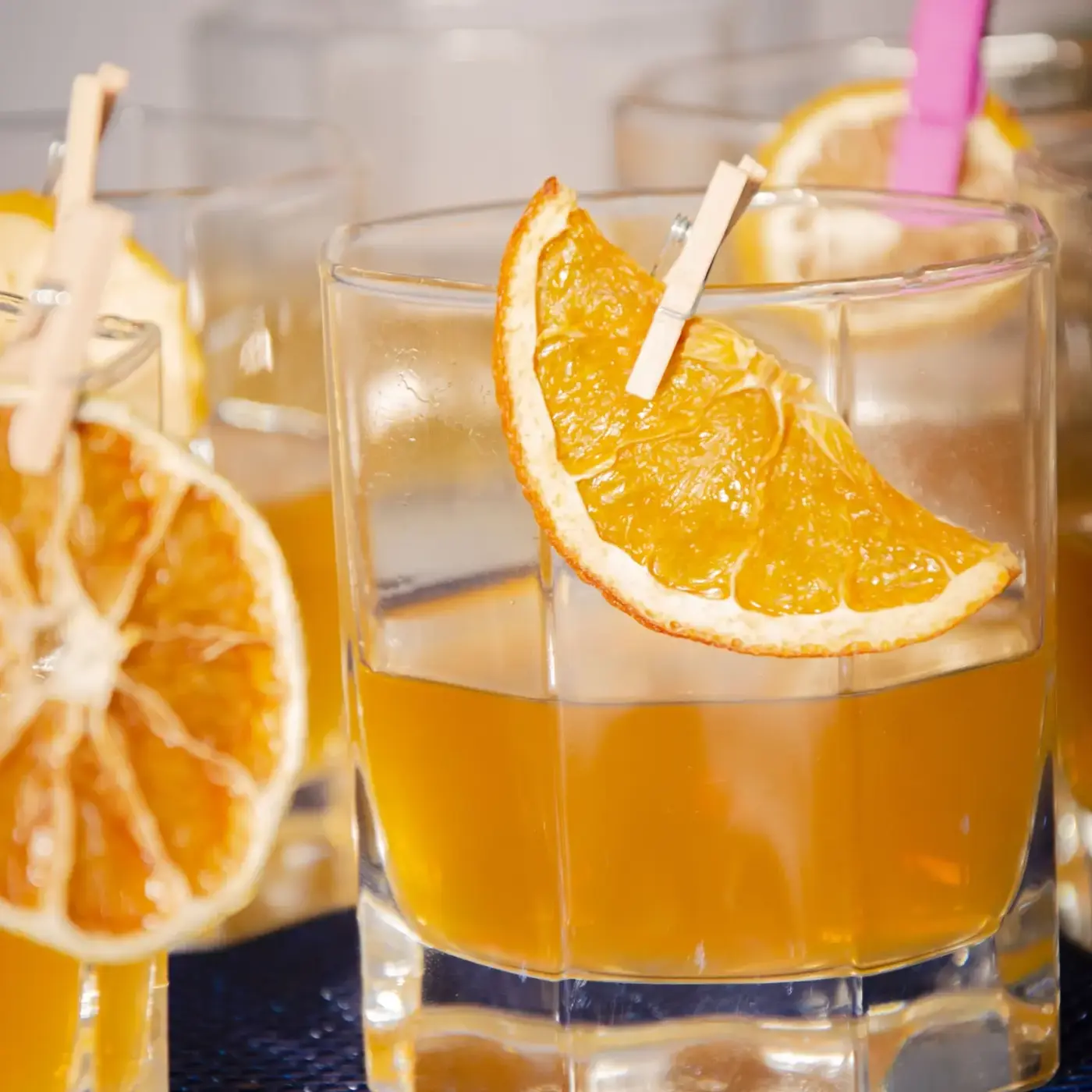 Cocktail soigneusement présenté avec une garniture d'orange