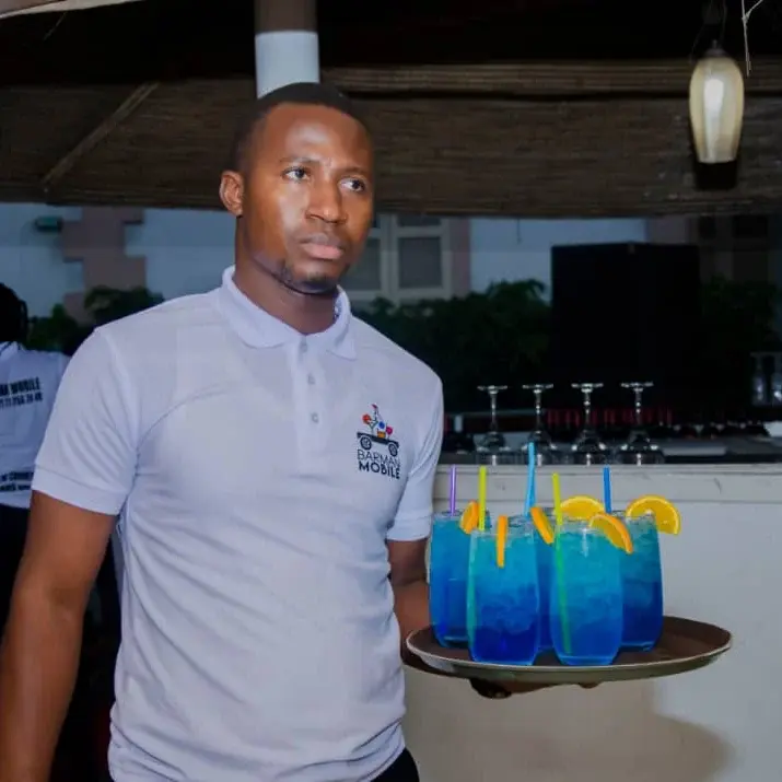 Service de cocktails colorés sur plateau