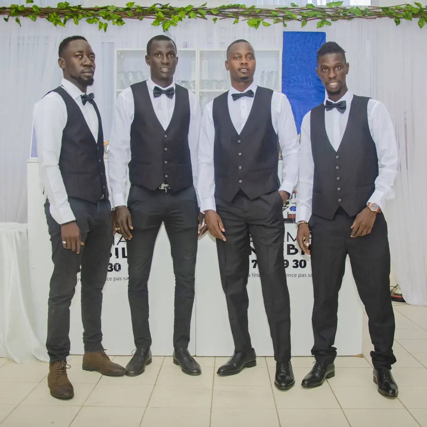 Photo d'une équipe en uniforme, en service, souriante et professionnelle