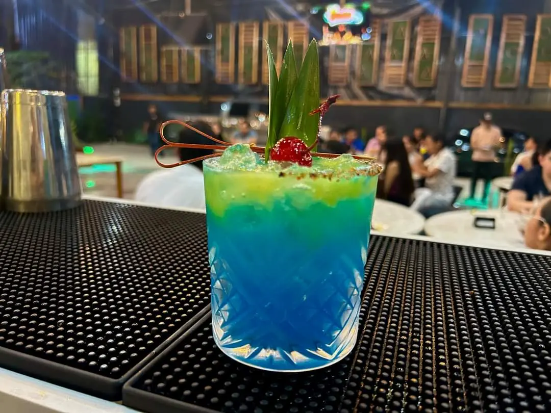 Photo d'un atelier cocktails avec des invités participant activement